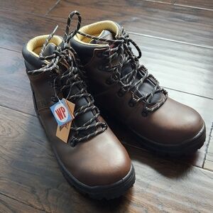 Men's Avenger 6" Steel Toe WP Work Boot A8225. Size: 7.5 Med. Waterproof.  NWT.